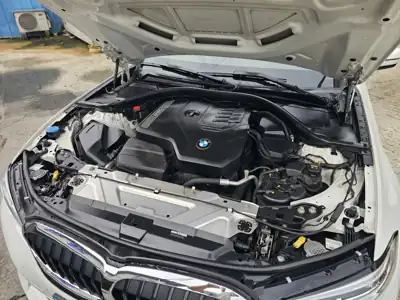 BMW 320i 사진 16 · 엔진룸